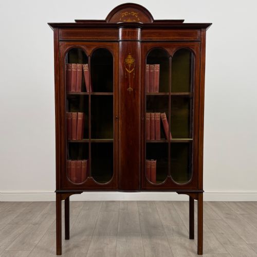 ANTIQUE 20TH CENTURY INLAID DISPLAY CABINET IN MAHOGANY