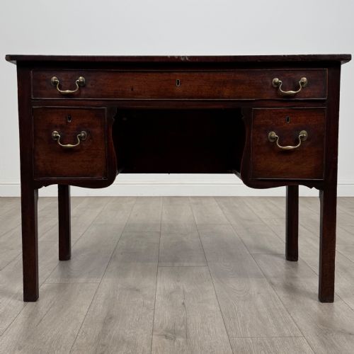 ANTIQUE 18TH CENTURY GOOD QUALITY KNEEHOLE DESK IN MAHOGANY