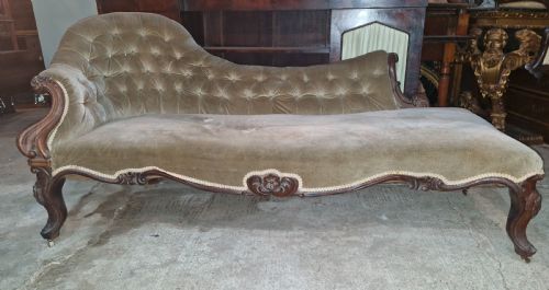 LARGE EARLY VICTORIAN CARVED ROSEWOOD FRAMED CHAISE LONGUE