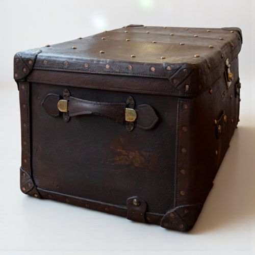 DISTRESSED LEATHER TRUNK