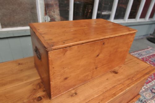 SMALL 19TH CENTURY WELSH PINE STORAGE BOX