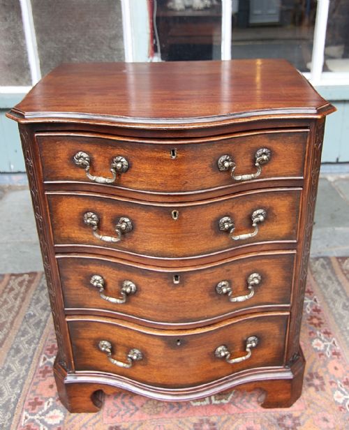 GEORGIAN STYLE MAHOGANY SERPENTINE CHEST OF FOUR DRAWERS
