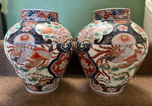 PAIR OF LATE C17TH EARLY C18TH JAPANESE GENROKU PERIOD VASES DECORATED IN THE IMARI PALETTE