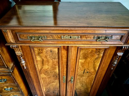 VICTORIAN FIGURED WALNUT SIDE CABINET - ADDITIONAL PHOTO 4